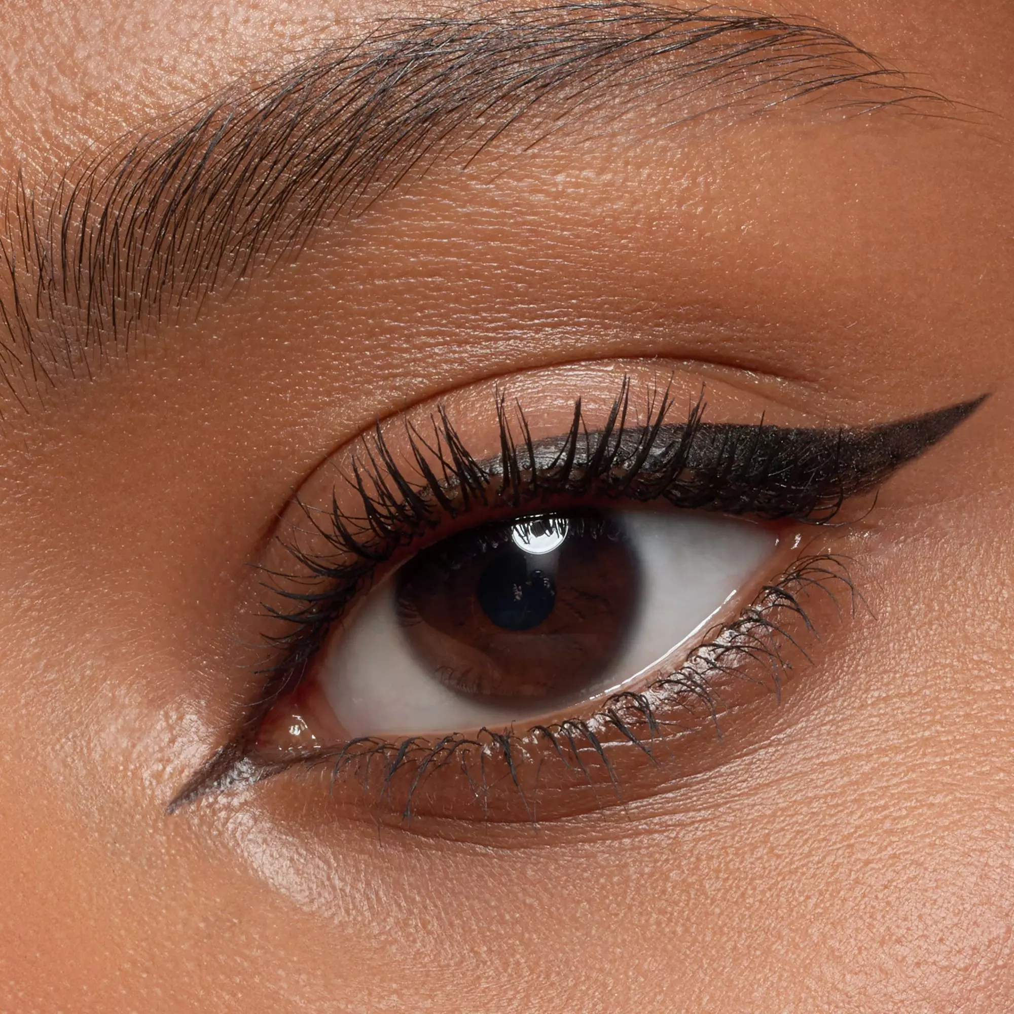 essence – rotulador eyeliner super fino 01 - Imagen 2